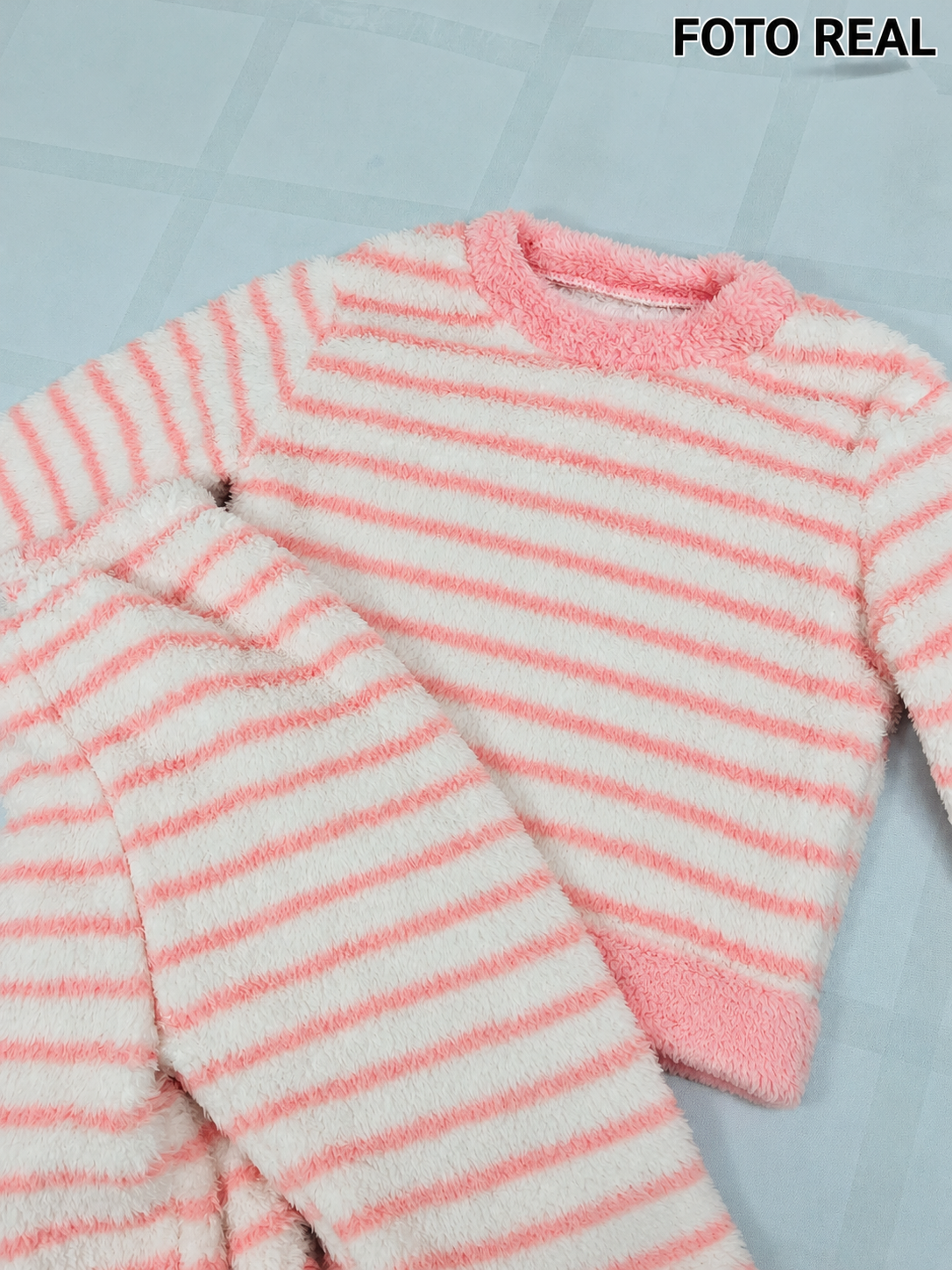 XFK075 - Conjunto Infantil Afelpado de Rayas con Bordado de Personaje