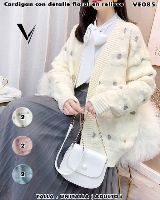 VE085 - Cardigan con Detalle Floral en Relieve