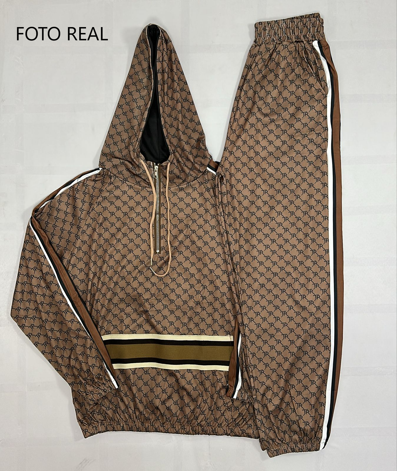 VCON027 - Conjunto Deportivo Estampado con Capucha